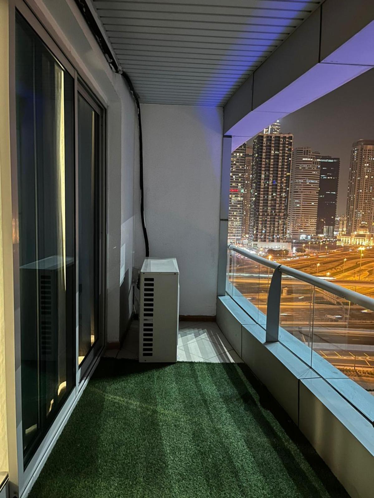 Newly Renovated One Bed D2-1215 Appartamento Dubai