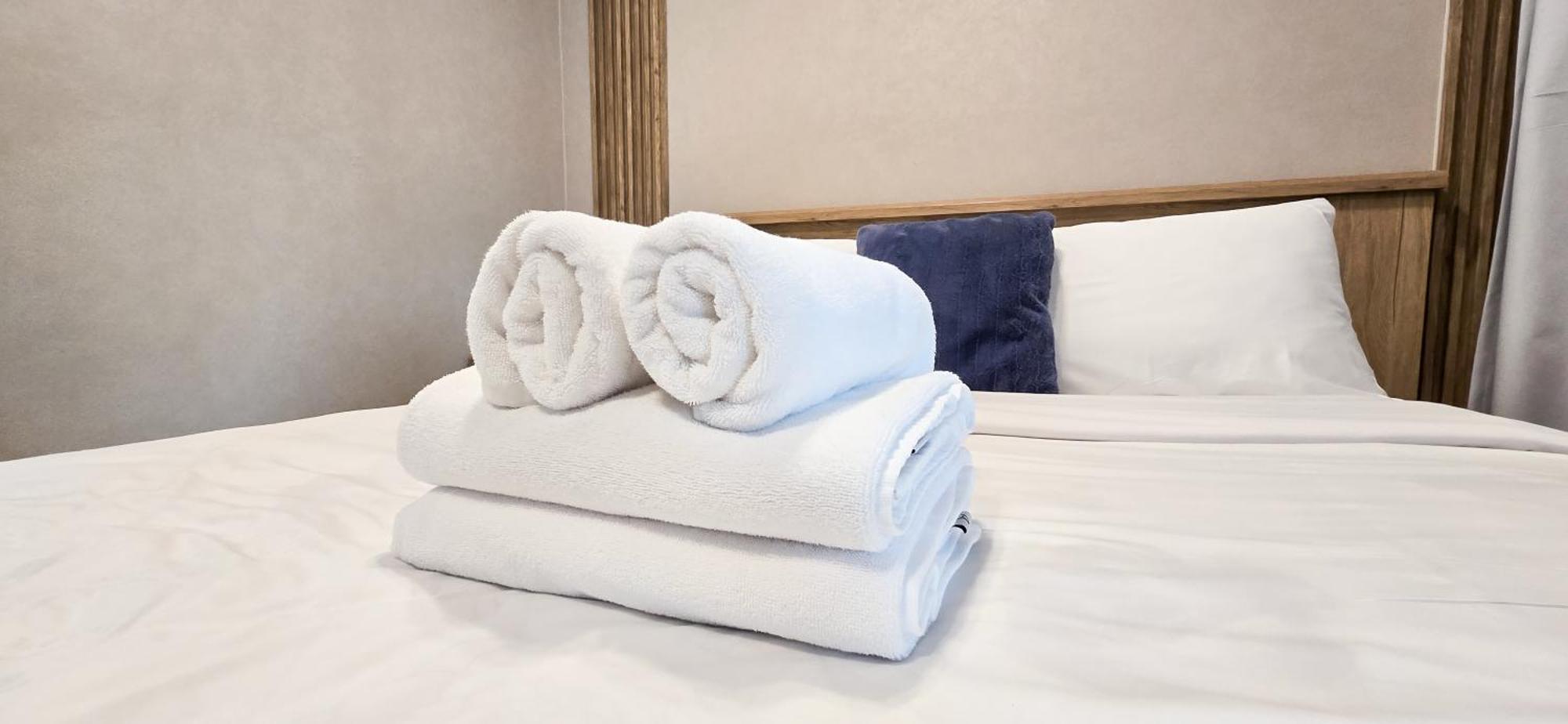 Appartamento Newly Renovated One Bed D2-1215 Dubai
